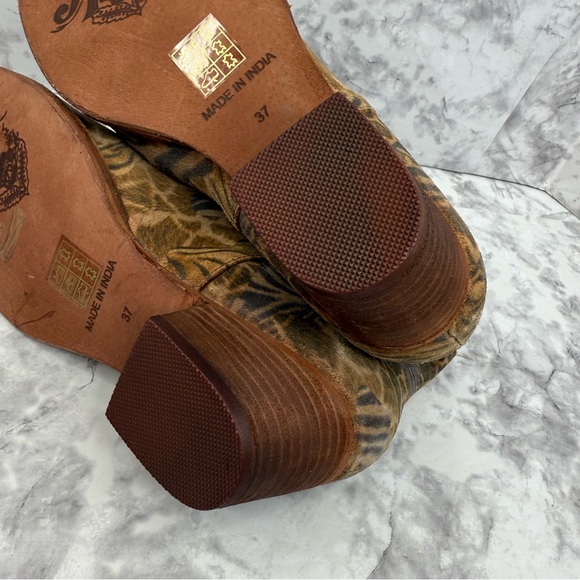NWOT FREE PEOPLE Women’s Sz 37 Animal Print Charm Double V Western Suede Booties - Picture 15 of 16